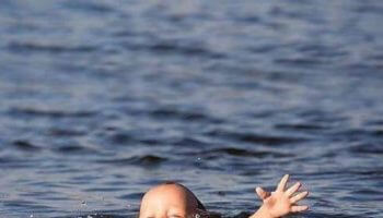 Ребенок в воде