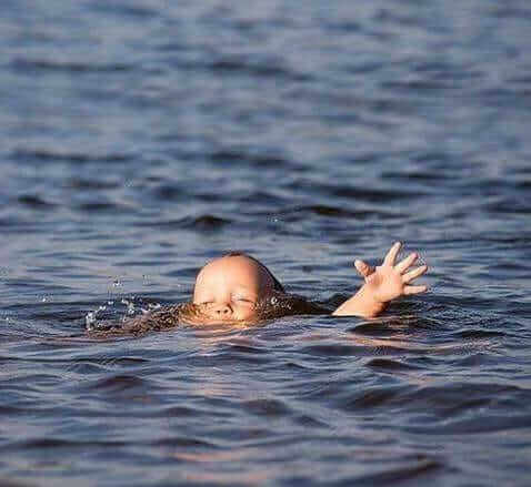 Ребенок в воде
